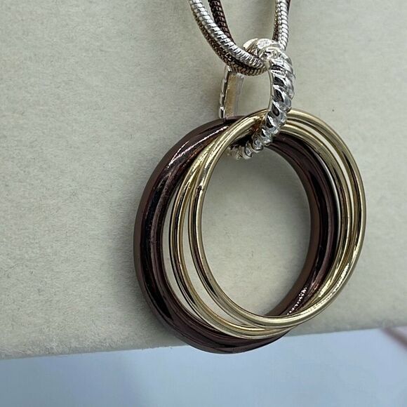 Triple strand mixed metals chains rings pendant necklace - Picture 8 of 10